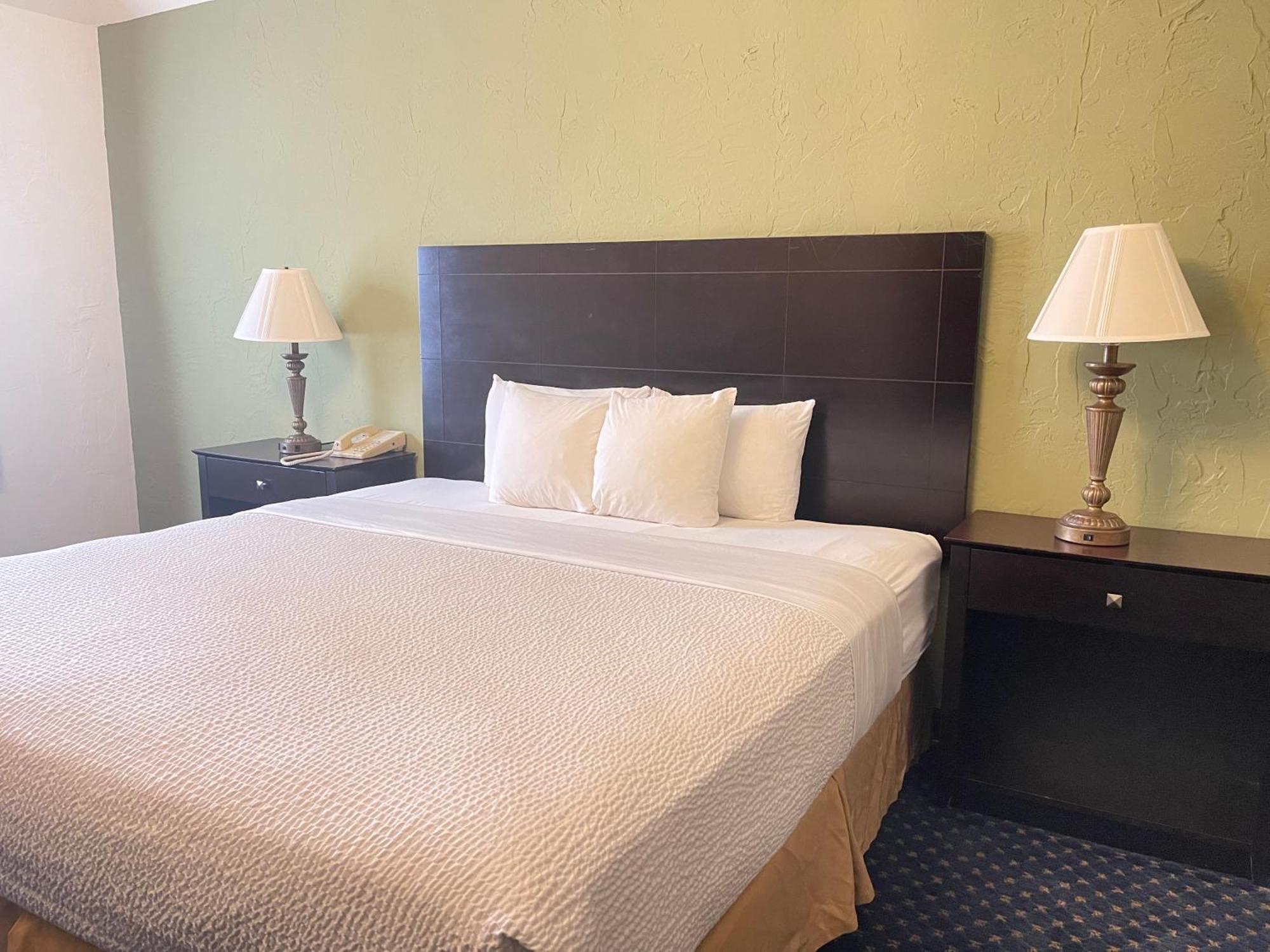 The Chateau Bloomington Hotel And Conference Center Экстерьер фото