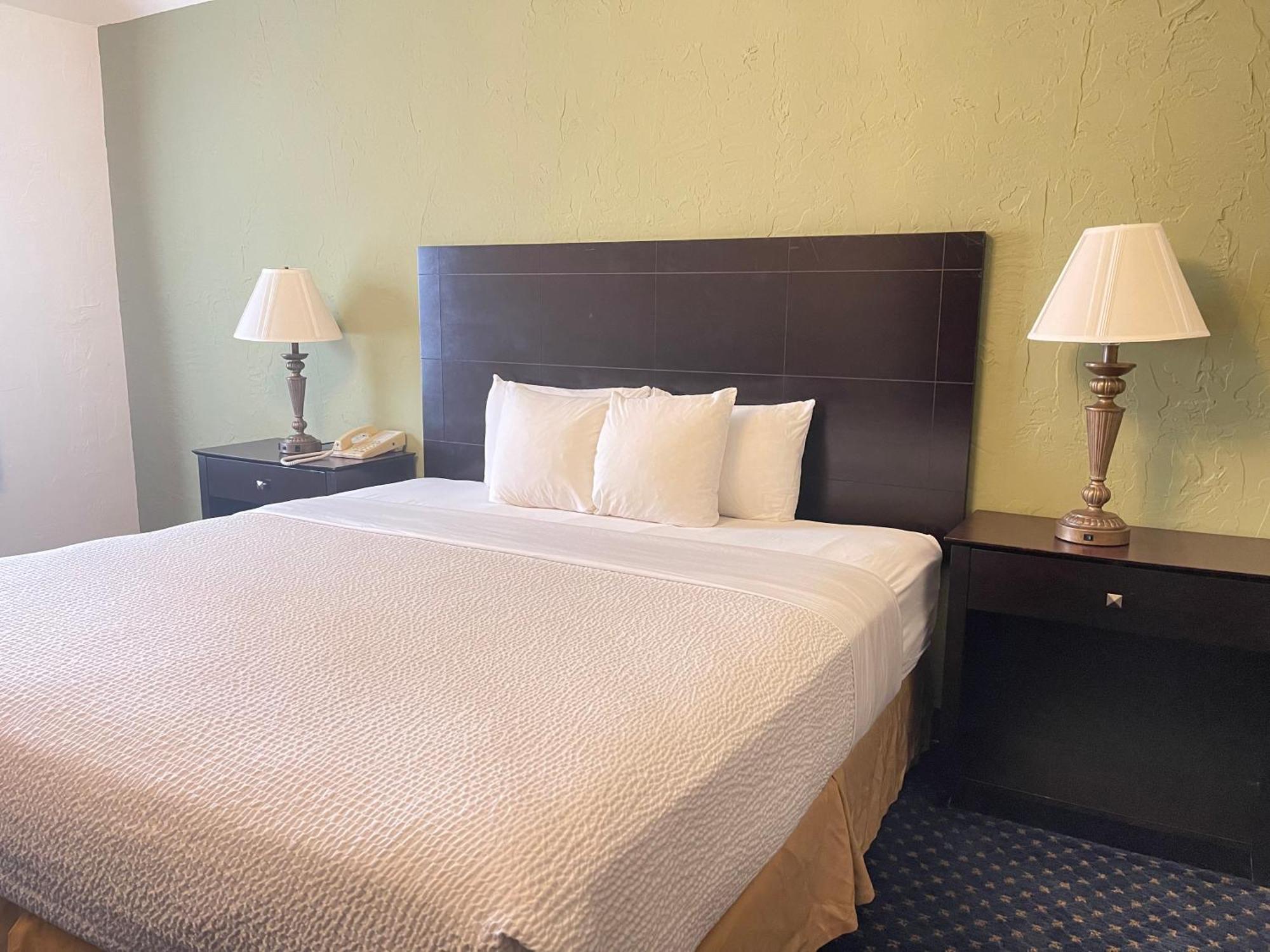 The Chateau Bloomington Hotel And Conference Center Экстерьер фото