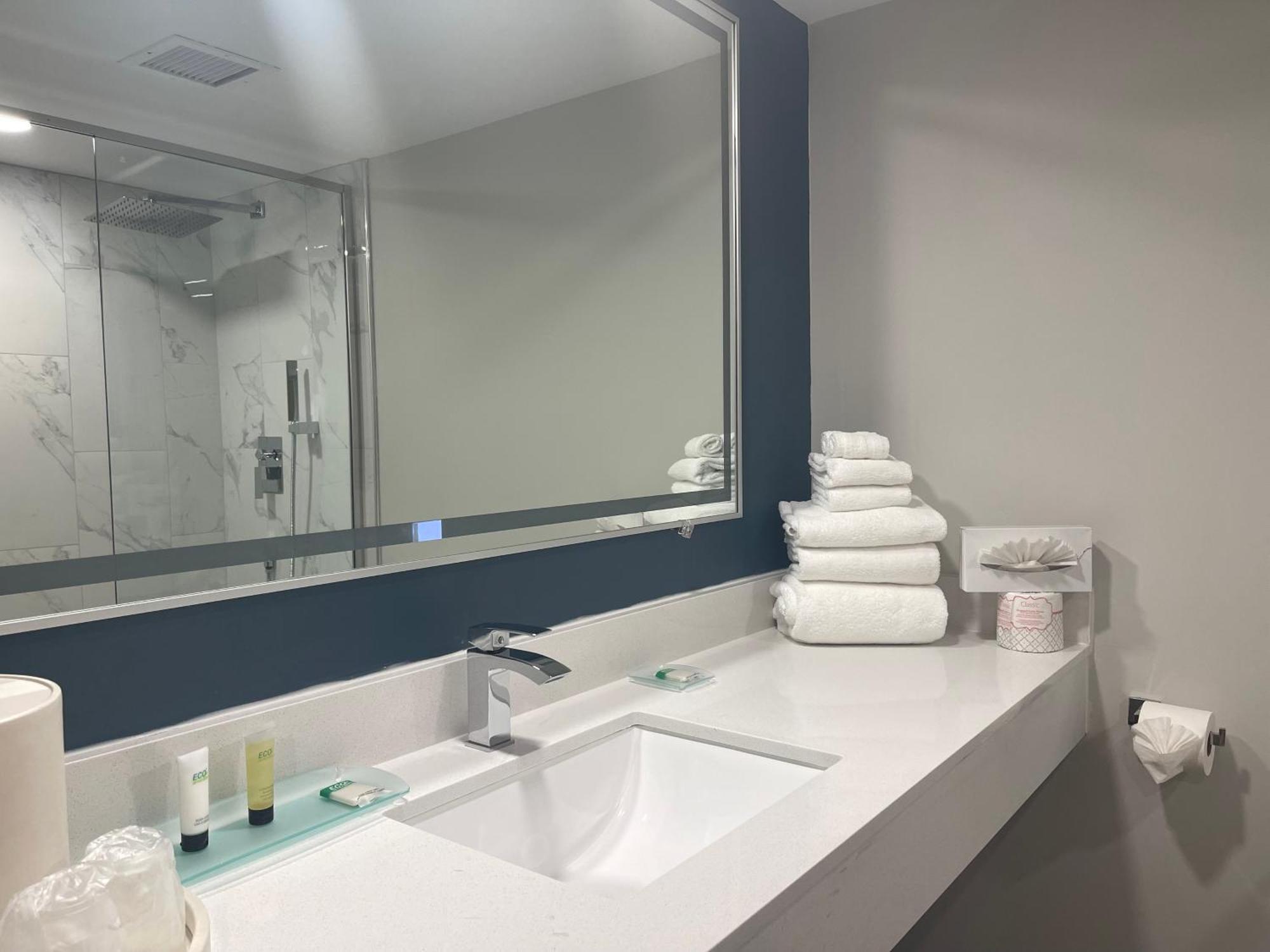 The Chateau Bloomington Hotel And Conference Center Экстерьер фото